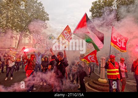 Parigi, Francia. 13 ottobre 2023. Mobilitazione interprofessionale contro l'austerità, per stipendi, pensioni, uguaglianza di genere e difesa dell'ambiente il 13 ottobre 2023 a Parigi, in Francia. Crediti: Bernard Menigault/Alamy Live News Foto Stock