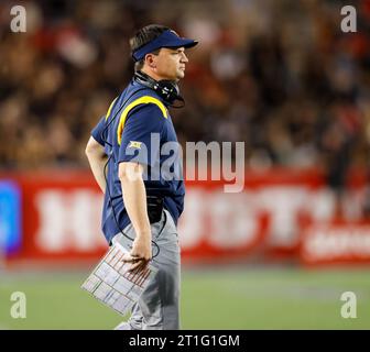 12 ottobre 2023: L'allenatore della West Virginia Neal Brown durante una partita di football universitario NCAA tra gli Houston Cougars e i West Virginia Mountaineers il 12 ottobre 2023 a Houston. (Immagine di credito: © Scott Coleman/ZUMA Press Wire) SOLO USO EDITORIALE! Non per USO commerciale! Foto Stock