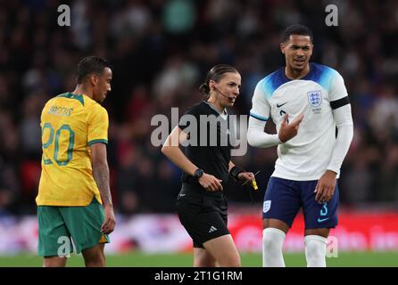 Londra, Regno Unito. 13 ottobre 2023. L'arbitro Stéphanie Frappart emette due cartellini gialli per l'Australia Keanu Baccus e Levi Colwill dell'Inghilterra durante la partita amichevole internazionale al Wembley Stadium di Londra. Il credito fotografico dovrebbe leggere: David Klein/Sportimage credito: Sportimage Ltd/Alamy Live News Foto Stock