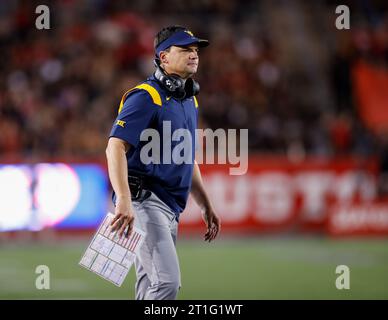 12 ottobre 2023: L'allenatore della West Virginia Neal Brown durante una partita di football universitario NCAA tra gli Houston Cougars e i West Virginia Mountaineers il 12 ottobre 2023 a Houston. (Immagine di credito: © Scott Coleman/ZUMA Press Wire) SOLO USO EDITORIALE! Non per USO commerciale! Foto Stock