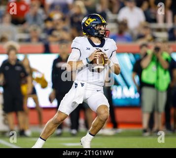 12 ottobre 2023: Il quarterback della West Virginia Garrett Greene (6) torna a passare durante una partita di football universitario della NCAA tra gli Houston Cougars e i West Virginia Mountaineers il 12 ottobre 2023 a Houston. (Immagine di credito: © Scott Coleman/ZUMA Press Wire) SOLO USO EDITORIALE! Non per USO commerciale! Foto Stock