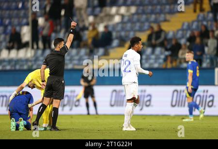 Sarajevo, Bosnia ed Erzegovina. 13 ottobre 2023. L'arbitro Mohammed al-emara mostra il cartellino rosso per desiderare Doue della Francia durante la partita del gruppo H di qualificazione U21 EURO tra Bosnia ed Erzegovina e Francia al Grbavica Stadium di Sarajevo, Bosnia ed Erzegovina, il 13 ottobre 2023. Foto: Armin Durgut/PIXSELL credito: Pixsell/Alamy Live News Foto Stock