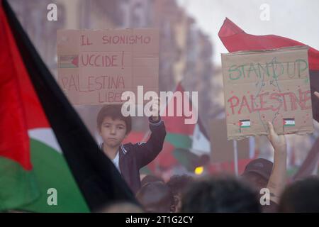 Napoli, Italia. 13 ottobre 2023. La gente partecipa a una manifestazione contro l'occupazione dei territori palestinesi e il conflitto tra Israele e Hamas, a Napoli. Credito: Agenzia fotografica indipendente/Alamy Live News Foto Stock