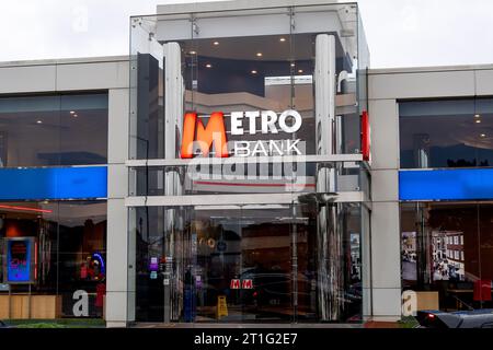 Slough, Regno Unito. 13 ottobre 2023. Una banca Metro Drive Thru a Slough, Berkshire. La catena di banche di High Street, Metro Bank, ha ricevuto un pacchetto di rifinanziamento del debito di 600 milioni di sterline e ha anche raccolto un'iniezione di liquidità di emergenza, tra cui un investimento azionario di 325 milioni di sterline da parte dell'azionista Spaldy Investments, guidato dal miliardario colombiano Jaime Gilinski Bacal. Credito: Maureen McLean/Alamy Live News Foto Stock