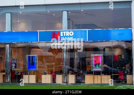 Slough, Regno Unito. 13 ottobre 2023. Una banca Metro Drive Thru a Slough, Berkshire. La catena di banche di High Street, Metro Bank, ha ricevuto un pacchetto di rifinanziamento del debito di 600 milioni di sterline e ha anche raccolto un'iniezione di liquidità di emergenza, tra cui un investimento azionario di 325 milioni di sterline da parte dell'azionista Spaldy Investments, guidato dal miliardario colombiano Jaime Gilinski Bacal. Credito: Maureen McLean/Alamy Live News Foto Stock