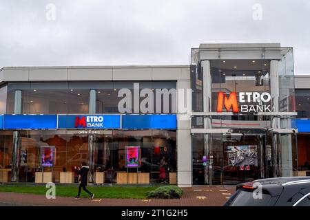 Slough, Regno Unito. 13 ottobre 2023. Una banca Metro Drive Thru a Slough, Berkshire. La catena di banche di High Street, Metro Bank, ha ricevuto un pacchetto di rifinanziamento del debito di 600 milioni di sterline e ha anche raccolto un'iniezione di liquidità di emergenza, tra cui un investimento azionario di 325 milioni di sterline da parte dell'azionista Spaldy Investments, guidato dal miliardario colombiano Jaime Gilinski Bacal. Credito: Maureen McLean/Alamy Live News Foto Stock