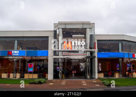 Slough, Regno Unito. 13 ottobre 2023. Una banca Metro Drive Thru a Slough, Berkshire. La catena di banche di High Street, Metro Bank, ha ricevuto un pacchetto di rifinanziamento del debito di 600 milioni di sterline e ha anche raccolto un'iniezione di liquidità di emergenza, tra cui un investimento azionario di 325 milioni di sterline da parte dell'azionista Spaldy Investments, guidato dal miliardario colombiano Jaime Gilinski Bacal. Credito: Maureen McLean/Alamy Live News Foto Stock