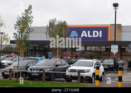 Slough, Regno Unito. 13 ottobre 2023. Ieri è stato aperto un nuovo supermercato Aldi sulla Farnham Road a Slough. I residenti locali temono che non ci sarà abbastanza parcheggio per il nuovo supermercato e che porterà solo ulteriore congestione in un'area già trafficata, dato che ci sono un Pets at Home e un Poundland Store vicino alla nuova Aldi. La catena di supermercati budget ha annunciato che sta progettando di costruire altri 500 negozi in tutto il Regno Unito. Credito: Maureen McLean/Alamy Live News Foto Stock