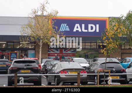 Slough, Regno Unito. 13 ottobre 2023. Ieri è stato aperto un nuovo supermercato Aldi sulla Farnham Road a Slough. I residenti locali temono che non ci sarà abbastanza parcheggio per il nuovo supermercato e che porterà solo ulteriore congestione in un'area già trafficata, dato che ci sono un Pets at Home e un Poundland Store vicino alla nuova Aldi. La catena di supermercati budget ha annunciato che sta progettando di costruire altri 500 negozi in tutto il Regno Unito. Credito: Maureen McLean/Alamy Live News Foto Stock