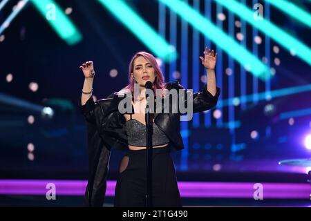 Lipsia, Germania. 13 ottobre 2023. La cantante Alexa Feser canta alla cerimonia di premiazione media "Goldene Henne". Il premio del pubblico viene presentato per la 29a volta in un gala televisivo a Lipsia. Credito: Hendrik Schmidt/dpa/Alamy Live News Foto Stock