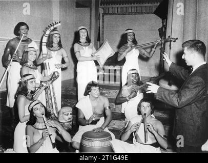 ELMER BERNSTEIN dirige sul set dei DIECI COMANDAMENTI 1956 il regista CECIL B. DeMille Paramount Pictures Foto Stock