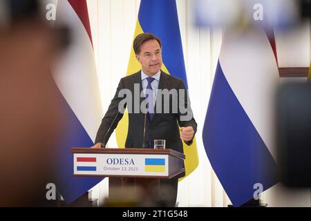 Odesa, Ucraina. 13 ottobre 2023. Il primo ministro olandese Mark Rutte risponde a una domanda durante una conferenza stampa congiunta ospitata dal presidente ucraino Volodymyr Zelenskyy, il 13 ottobre 2023 a Odesa, in Ucraina. Credito: Ucraina Presidenza/Ufficio stampa presidenziale ucraino/Alamy Live News Foto Stock