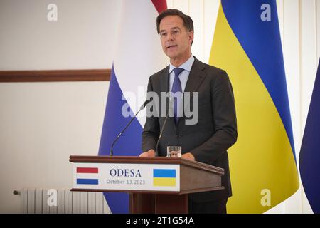 Odesa, Ucraina. 13 ottobre 2023. Il primo ministro olandese Mark Rutte ascolta una domanda durante una conferenza stampa congiunta ospitata dal presidente ucraino Volodymyr Zelenskyy, il 13 ottobre 2023 a Odesa, in Ucraina. Credito: Ucraina Presidenza/Ufficio stampa presidenziale ucraino/Alamy Live News Foto Stock