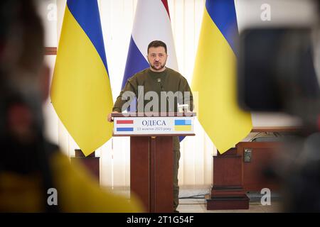 Odesa, Ucraina. 13 ottobre 2023. Il presidente ucraino Volodymyr Zelenskyy risponde a una domanda durante una conferenza stampa congiunta con il primo ministro olandese Mark Rutte, il 13 ottobre 2023 a Odesa, Ucraina. Credito: Ucraina Presidenza/Ufficio stampa presidenziale ucraino/Alamy Live News Foto Stock