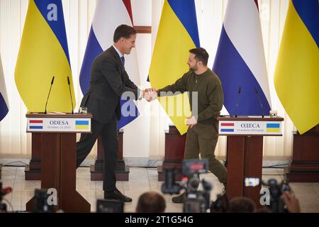 Odesa, Ucraina. 13 ottobre 2023. Il presidente ucraino Volodymyr Zelenskyy, a destra, e il primo ministro olandese Mark Rutte, a sinistra, stringono la mano a seguito di una conferenza stampa congiunta, il 13 ottobre 2023, a Odesa, in Ucraina. Credito: Ucraina Presidenza/Ufficio stampa presidenziale ucraino/Alamy Live News Foto Stock