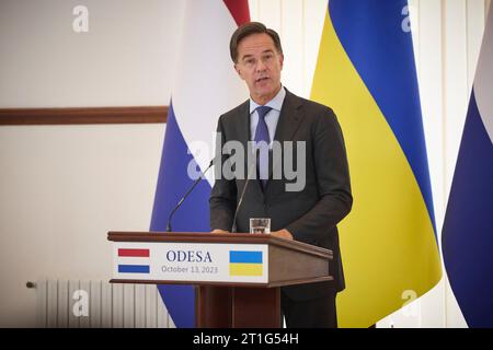 Odesa, Ucraina. 13 ottobre 2023. Il primo ministro olandese Mark Rutte risponde a una domanda durante una conferenza stampa congiunta ospitata dal presidente ucraino Volodymyr Zelenskyy, il 13 ottobre 2023 a Odesa, in Ucraina. Credito: Ucraina Presidenza/Ufficio stampa presidenziale ucraino/Alamy Live News Foto Stock