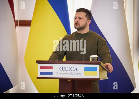 Odesa, Ucraina. 13 ottobre 2023. Il presidente ucraino Volodymyr Zelenskyy ascolta una domanda durante una conferenza stampa congiunta con il primo ministro olandese Mark Rutte, il 13 ottobre 2023 a Odesa, Ucraina. Credito: Ucraina Presidenza/Ufficio stampa presidenziale ucraino/Alamy Live News Foto Stock