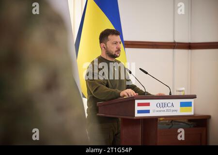 Odesa, Ucraina. 13 ottobre 2023. Il presidente ucraino Volodymyr Zelenskyy ascolta una domanda durante una conferenza stampa congiunta con il primo ministro olandese Mark Rutte, il 13 ottobre 2023 a Odesa, Ucraina. Credito: Ucraina Presidenza/Ufficio stampa presidenziale ucraino/Alamy Live News Foto Stock