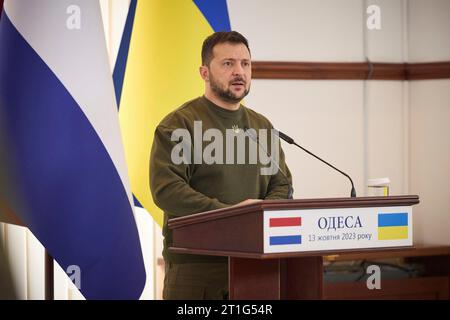 Odesa, Ucraina. 13 ottobre 2023. Il presidente ucraino Volodymyr Zelenskyy ascolta una domanda durante una conferenza stampa congiunta con il primo ministro olandese Mark Rutte, il 13 ottobre 2023 a Odesa, Ucraina. Credito: Ucraina Presidenza/Ufficio stampa presidenziale ucraino/Alamy Live News Foto Stock