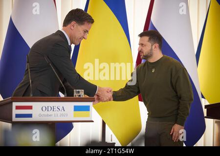 Odesa, Ucraina. 13 ottobre 2023. Il presidente ucraino Volodymyr Zelenskyy, a destra, e il primo ministro olandese Mark Rutte, a sinistra, stringono la mano a seguito di una conferenza stampa congiunta, il 13 ottobre 2023, a Odesa, in Ucraina. Credito: Ucraina Presidenza/Ufficio stampa presidenziale ucraino/Alamy Live News Foto Stock