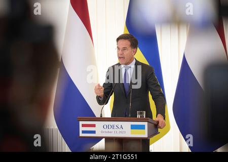 Odesa, Ucraina. 13 ottobre 2023. Il primo ministro olandese Mark Rutte risponde a una domanda durante una conferenza stampa congiunta ospitata dal presidente ucraino Volodymyr Zelenskyy, il 13 ottobre 2023 a Odesa, in Ucraina. Credito: Ucraina Presidenza/Ufficio stampa presidenziale ucraino/Alamy Live News Foto Stock