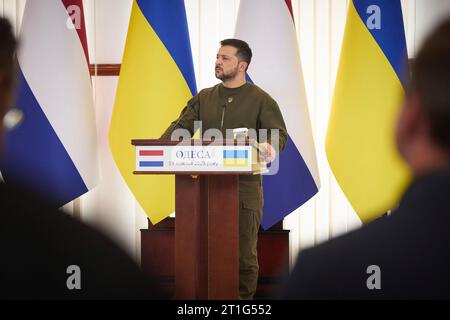 Odesa, Ucraina. 13 ottobre 2023. Il presidente ucraino Volodymyr Zelenskyy ascolta una domanda durante una conferenza stampa congiunta con il primo ministro olandese Mark Rutte, il 13 ottobre 2023 a Odesa, Ucraina. Credito: Ucraina Presidenza/Ufficio stampa presidenziale ucraino/Alamy Live News Foto Stock