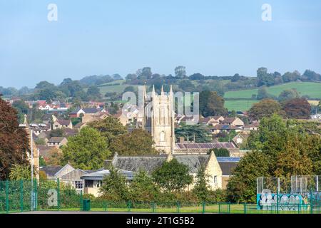 Vista della città che mostra la chiesa di Santa Maria da Jubilee Park, Bruton, Somerset, Inghilterra, Regno Unito Foto Stock