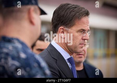 Odesa, Ucraina. 13 ottobre 2023. Il primo ministro olandese Mark Rutte durante un tour del terminal marittimo del porto marittimo di Odesa, il 13 ottobre 2023 a Odesa, Ucraina. Credito: Ucraina Presidenza/Ufficio stampa presidenziale ucraino/Alamy Live News Foto Stock