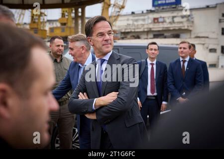 Odesa, Ucraina. 13 ottobre 2023. Il primo ministro olandese Mark Rutte durante un tour del terminal marittimo del porto marittimo di Odesa, il 13 ottobre 2023 a Odesa, Ucraina. Credito: Ucraina Presidenza/Ufficio stampa presidenziale ucraino/Alamy Live News Foto Stock