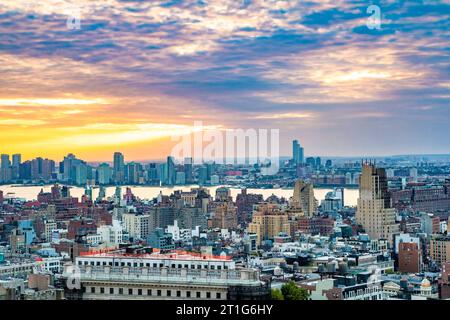 new york city, tramonto, colorato, manhattan, new york, edifici, città, crepuscolo, sera, esterno, hudson river, punto di riferimento, moderna, nuova maglia, nyc, vecchio, Foto Stock