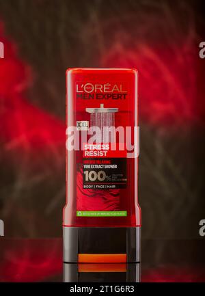 Mansfield, Nottingham, Regno Unito, 13 ottobre 2023: Immagine del prodotto Studio del gel doccia l'Oreal per me. Foto Stock