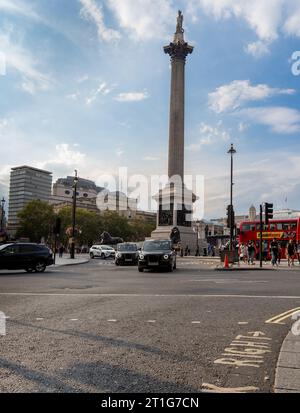 Londra, Regno Unito: 16 settembre 2023: La colonna di Nelson è un monumento costruito nel 1843 per commemorare la vittoria del viceammiraglio Horatio Nelson nella battaglia di Trafa Foto Stock