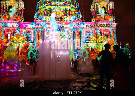 Festival delle luci 2023 Blick am 13. Oktober 2023 auf den beleuchteten Berliner Dom am Lustgarten während des Festival of Lights di Berlino. Berlin Berlin Deutschland  JK10652 *** Festival delle luci 2023 veduta il 13 ottobre 2023 della Cattedrale di Berlino illuminata al Lustgarten durante il Festival delle luci di Berlino Germania JK10652 Credit: Imago/Alamy Live News Foto Stock