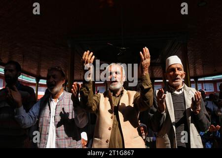 Srinagar Kashmir, India. 13 ottobre 2023. I musulmani sciiti Kashmiri pregano all'interno di una moschea prima di una protesta contro Israele, a Budgam, a circa 16 km da Srinagar. Dozzine di musulmani sciiti del Kashmir si sono riuniti dopo il culmine delle preghiere congregazionali del venerdì e hanno gridato slogan anti-israeliani e hanno protestato contro le azioni di Israele nella Striscia di Gaza. Migliaia di israeliani e palestinesi sono morti dopo che il gruppo militante Hamas ha lanciato un attacco senza precedenti contro Israele dalla Striscia di Gaza il 7 ottobre 2023, in seguito al quale Israele ha sferrato innumerevoli scioperi sull'enclave palestinese. Fiume Jhel Foto Stock