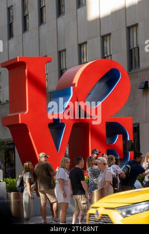 L'enorme mostra pubblica "Love" di Robert Indiana al Rockefeller Center sulla 5th Avenue, 2023, New York City, USA Foto Stock