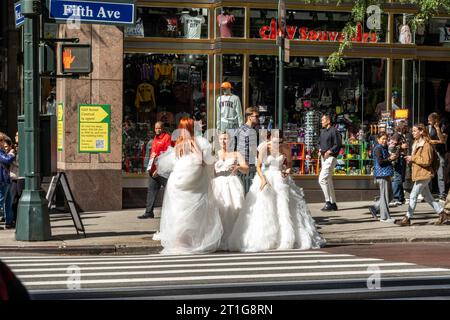 Modelle che scattano foto di se stesse in abiti da sposa durante la settimana della moda da sposa di New York, 2023 ottobre, New York City, Stati Uniti Foto Stock