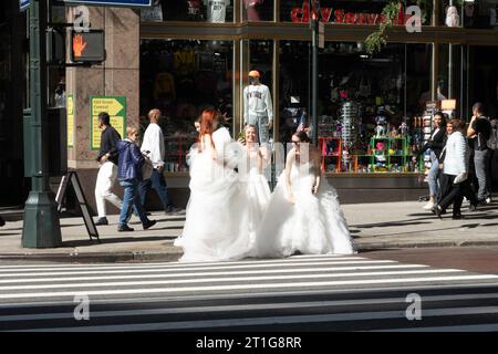 Modelle che scattano foto di se stesse in abiti da sposa durante la settimana della moda da sposa di New York, 2023 ottobre, New York City, Stati Uniti Foto Stock