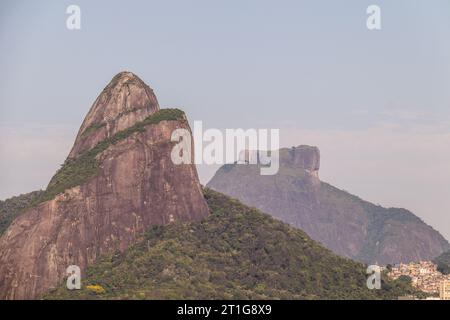 Due fratelli collinari a Rio de Janeiro, Brasile. Foto Stock