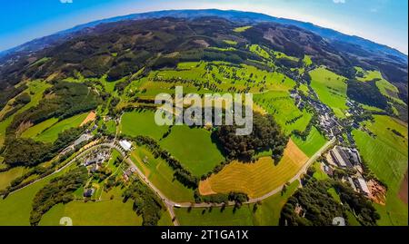 Luftbild, Golfplatz Repetal Südsauerland e.V. Helden, Erdkugel, Fisheye Aufnahme, Fischaugen Aufnahme, 360 Grad Aufnahme, piccolo mondo, Helden, Attendorn, Sauerland, Nordrhein-Westfalen, Deutschland ACHTUNGxMINDESTHONORARx60xEURO *** foto aerea, campo da golf Repetal Südsauerland e V Helden, globo, fisheye shot, fisheye shot, fisheye shot, 360 gradi, Tiny World, Helden, Attendorn, Sauerland, Renania settentrionale-Vestfalia, Germania ATTENTIONxMINDESTHONORARx60xEURO credito: Imago/Alamy Live News Foto Stock