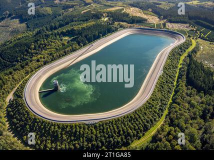 Luftbild, Pumpspeicherwerk Oberbecken, Waldgebiet mit Waldschäden, Schönholthausen, Finnentrop, Sauerland, Nordrhein-Westfalen, Deutschland ACHTUNGxMINDESTHONORARx60xEURO *** Vista aerea, impianto di stoccaggio di pompate nel bacino superiore, zona forestale danneggiata, Schönholthausen, Finnentrop, Sauerland, Renania settentrionale-Vestfalia, Germania ATTENTIONxMINDESTHONORARx60xEURO credito: Imago/Alamy Live News Foto Stock