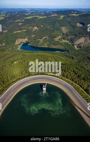 Luftbild, Pumpspeicherwerk Oberbecken, Glingebachtalsperre und Waldgebiet mit Waldschäden, Schönholthausen, Finnentrop, Sauerland, Nordrhein-Westfalen, Deutschland ACHTUNGxMINDESTHONORARx60xEURO *** Vista aerea, bacino idrico superiore dell'impianto di pompaggio, Glingebachtalsperre e zona forestale danneggiata, Schönholthausen, Finnentrop, Sauerland, Renania settentrionale-Vestfalia, Germania ATTENTIONxMINESTHONORARx60xEURO credito: Imago/Alamy Live News Foto Stock