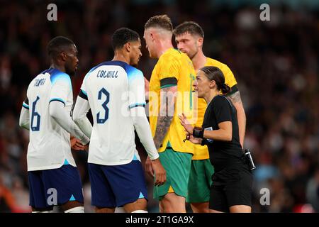 Wembley Stadium, Londra, Regno Unito. 13 ottobre 2023. Amichevole di calcio internazionale, Inghilterra contro Australia; l'arbitro Stephanie Frappart parla a Levi Colwill dell'Inghilterra credito: Action Plus Sports/Alamy Live News Foto Stock