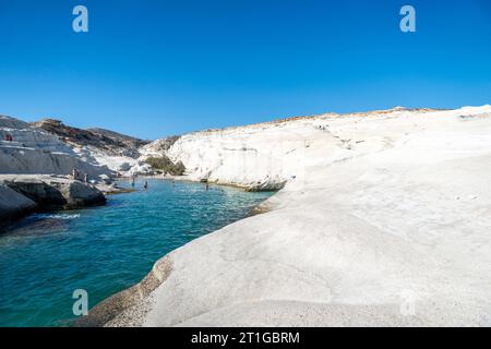 Alba sulla spiaggia di Sarakiniko con poche persone Foto Stock