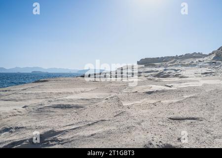 Alba sulle bianche rocce di Sarakiniko, isola di Milos Foto Stock