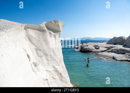 Alba sulla spiaggia di Sarakiniko con poche persone Foto Stock