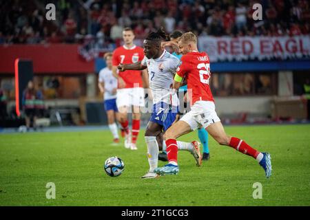 Vienna, Austria. 13. Ottobre 2023. Austria - Belgio partita di calcio delle qualificazioni europee, Belgiums Jérémy Doku al ballo ©Andreas Stroh / Alamy Live News Foto Stock