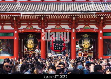 Tokyo, Giappone - 9 aprile 2023: Ingresso al Tempio senso-ji con folle di visitatori non identificati. Si tratta di un antico tempio buddista situato ad Asaku Foto Stock