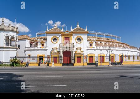 Vista frontale dell'ingresso di Maestranza, plaza de toros de la Real Maestranza de Caballeria de Sevilla, Siviglia, Spagna Foto Stock