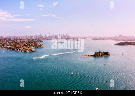 Shark Island sul Porto di Sydney al largo di Rose Bay, con vista aerea della città sullo skyline distante del CBD. Foto Stock