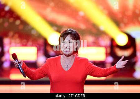 Lipsia, Germania. 13 ottobre 2023. Il cantante Ute Freudenberg canta alla cerimonia di premiazione dei media "Goldene Henne". Il premio del pubblico viene presentato per la 29a volta in un gala televisivo a Lipsia. Credito: Hendrik Schmidt/dpa/Alamy Live News Foto Stock